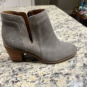 LUCKY BRAND Ponic textured suede classic cut out heeled ankle booties in Cinder